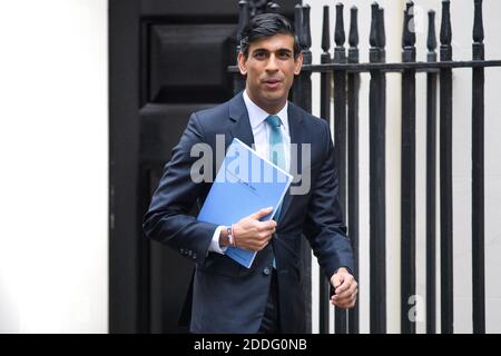 Downing Street, Londres, Royaume-Uni. 25 novembre 2020. Le chancelier de l’Échiquier Rishi Sunak quitte le 11 Downing Street, Londres, avant de procéder à son examen des dépenses d’un an à la Chambre des communes. Date de la photo: Mercredi 25 novembre 2020. Le crédit photo devrait se lire: Matt Crossick/Empics/Alamy Live News Banque D'Images