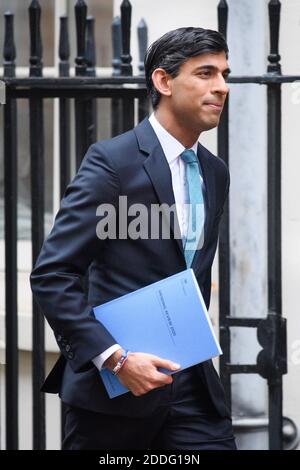 Downing Street, Londres, Royaume-Uni. 25 novembre 2020. Le chancelier de l’Échiquier Rishi Sunak quitte le 11 Downing Street, Londres, avant de procéder à son examen des dépenses d’un an à la Chambre des communes. Date de la photo: Mercredi 25 novembre 2020. Le crédit photo devrait se lire: Matt Crossick/Empics/Alamy Live News Banque D'Images