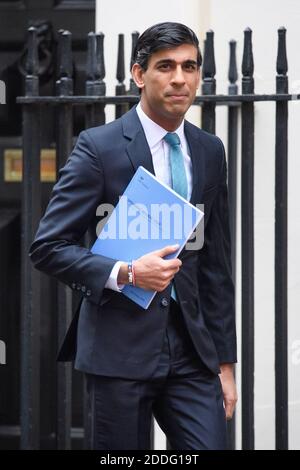 Downing Street, Londres, Royaume-Uni. 25 novembre 2020. Le chancelier de l’Échiquier Rishi Sunak quitte le 11 Downing Street, Londres, avant de procéder à son examen des dépenses d’un an à la Chambre des communes. Date de la photo: Mercredi 25 novembre 2020. Le crédit photo devrait se lire: Matt Crossick/Empics/Alamy Live News Banque D'Images