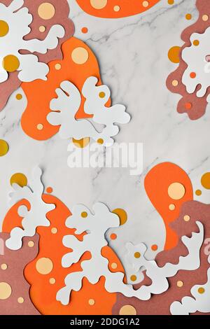 Matisse découpe fond inspiré, formes abstraites en papier, formes abstraites en orange sur marbre . Banque D'Images