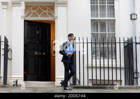 Downing Street, Londres, Royaume-Uni. 25 novembre 2020. Le chancelier de l’Échiquier Rishi Sunak quitte le 11 Downing Street, Londres, avant de procéder à son examen des dépenses d’un an à la Chambre des communes. Date de la photo: Mercredi 25 novembre 2020. Le crédit photo devrait se lire: Matt Crossick/Empics/Alamy Live News Banque D'Images