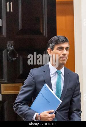 Londres, Royaume-Uni. 25 novembre 2020. Rishi Sunak, chancelier de l'Échiquier, quitte 11 Downing Street pour faire sa déclaration d'automne à la Chambre des communes Credit: Ian Davidson/Alay Live News Banque D'Images