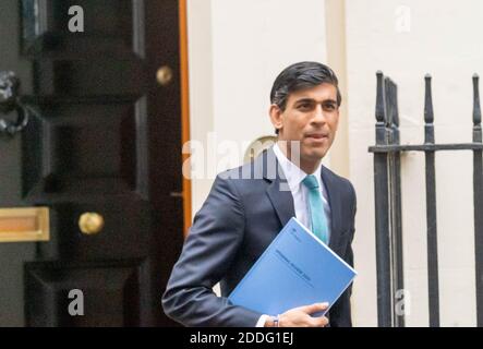 Londres, Royaume-Uni. 25 novembre 2020. Rishi Sunak, chancelier de l'Échiquier, quitte 11 Downing Street pour faire sa déclaration d'automne à la Chambre des communes Credit: Ian Davidson/Alay Live News Banque D'Images