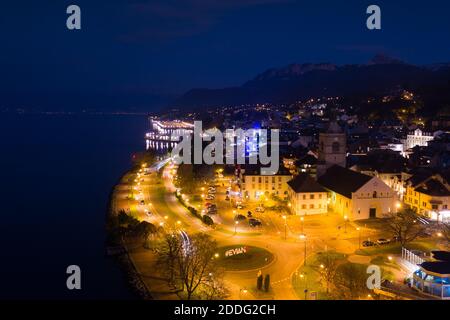Vue aérienne nocturne d'Evian (Evian-les-bains) en haute Savoie - France Banque D'Images