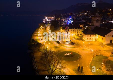 Vue aérienne nocturne d'Evian (Evian-les-bains) en haute Savoie - France Banque D'Images