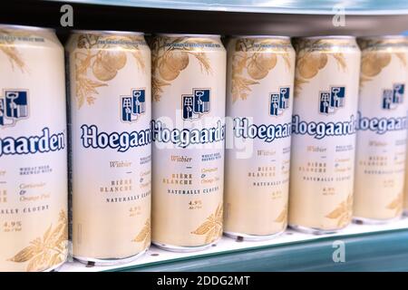 Tyumen, Russie-22 novembre 2020: Bière hoegaarden dans le supermarché de l'argent et le porte-monnaie de métro. Banque D'Images