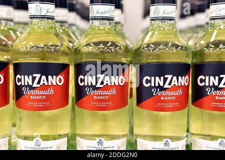 Tyumen, Russie-22 novembre 2020 : bouteille de logotype Cinzano Bianco Cinzano. C'est le vermouth italien. Sélectif foyer Banque D'Images