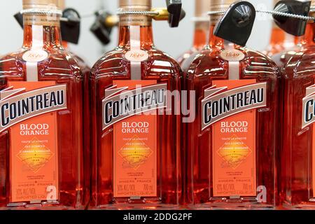 Tyumen, Russie-novembre 22, 2020: Bouteille de liqueur de Cointreau gros plan sur le sang orange sélectif foyer Banque D'Images
