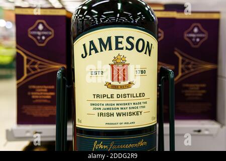 Tyumen, Russie-22 novembre 2020 : le whisky Jameson est une grande bouteille. Jameson est une marque de whisky irlandais traditionnel de Dublin Banque D'Images