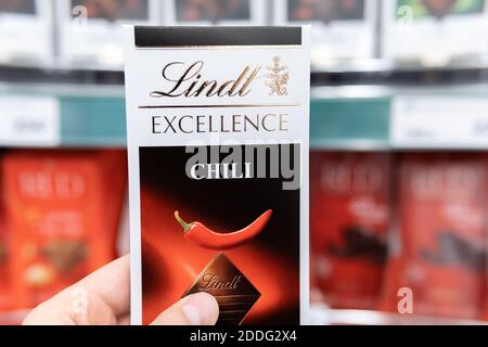 Tyumen, Russie-22 novembre 2020 : barre de chocolat Lindt. Gros plan sur l'excellence sur les rayons hypermarchés. Attention sélective Banque D'Images