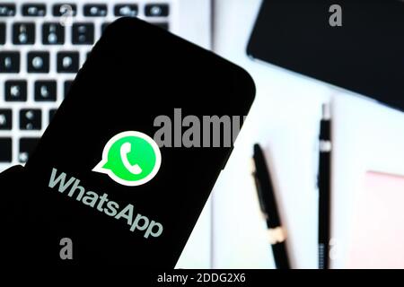 Dans cette illustration, le logo de l'application de communication en ligne Whatsapp est affiché sur un smartphone. Banque D'Images