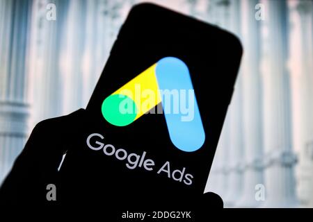 Sur cette photo, l'illustration a vu le logo Google annonces affichées sur un smartphone. Banque D'Images