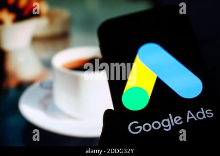 Sur cette photo, l'illustration a vu le logo Google annonces affichées sur un smartphone. Banque D'Images