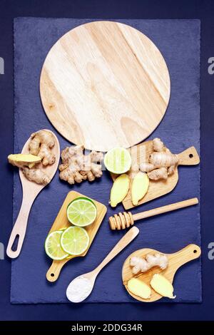 concept de saine alimentation. racine de fruits de gingembre, tranches de lime, miel, avec espace de copie. photo verticale Banque D'Images