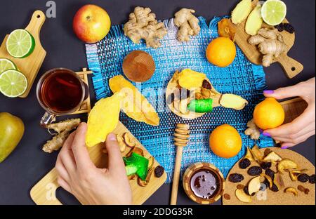Chips de fruits secs. Nutrition alimentaire. En-cas naturels et sains. Croustilles alimentaires à base de pommes de fruits séchées, de mangue, de pruneaux, de gingembre et de citron vert Banque D'Images