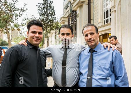 Portrait de trois hommes iraniens pour célébrer leur anniversaire à Téhéran, Iran. Banque D'Images