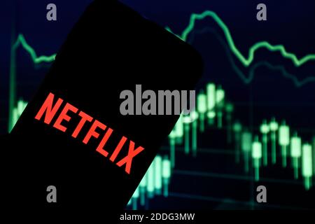 Sur cette photo, un logo de la plate-forme de contenu Netflix rouge s'affiche sur un smartphone. Banque D'Images