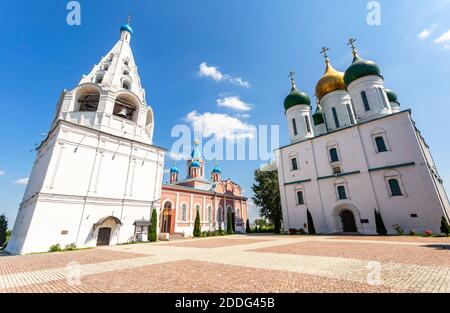 Place de la cathédrale avec la tour de la cloche de Shatrovaya, la cathédrale de l'Assomption, l'église Tikhvin au Kremlin de Kolomna. Architecture chrétienne orthodoxe médiévale. Vues Banque D'Images