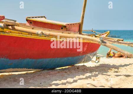 Plage blanche vide de l'île de Boracay en journée. Pas de touristes chinois à cause du coronavirus. Un bateau philippin traditionnel se dresse sur un bec blanc Banque D'Images