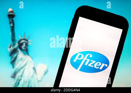 Sur cette photo, le logo de la société pharmaceutique Pfizer est affiché sur un smartphone. Banque D'Images