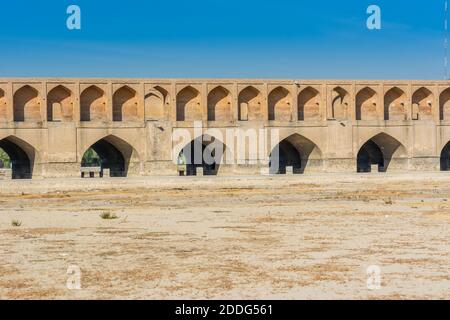 Arches du pont Allahverdi Khan, également appelé si-o-seh Pol Bridge, de l'autre côté de la rivière Zayanderud, à Isfahan, Iran, un bâtiment historique célèbre en persan Banque D'Images