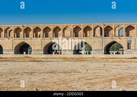 Arches du pont Allahverdi Khan, également appelé si-o-seh Pol Bridge, de l'autre côté de la rivière Zayanderud, à Isfahan, Iran, un bâtiment historique célèbre en persan Banque D'Images