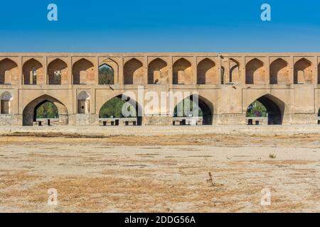 Arches du pont Allahverdi Khan, également appelé si-o-seh Pol Bridge, de l'autre côté de la rivière Zayanderud, à Isfahan, Iran, un bâtiment historique célèbre en persan Banque D'Images