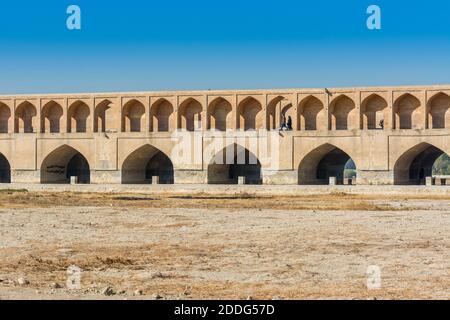 Arches du pont Allahverdi Khan, également appelé si-o-seh Pol Bridge, de l'autre côté de la rivière Zayanderud, à Isfahan, Iran, un bâtiment historique célèbre en persan Banque D'Images