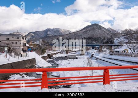 Yamadera, Yamagata, Japon vue sur la rivière Tachiya par une journée hivernale. Banque D'Images