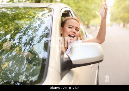 A souligné la femme afro-américaine en voiture pendant l'embouteillage Banque D'Images