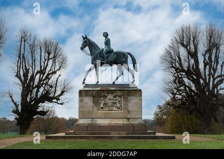 Statue du Jubilé d'or de la reine Elizabeth II à cheval dans le Grand parc de Windsor, Berkshire, Royaume-Uni Banque D'Images