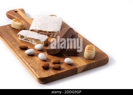 Assortiment de nougat et de massepain de Noël isolés sur fond blanc Banque D'Images