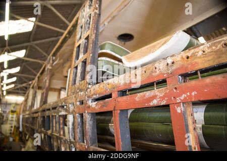 Vue latérale d'un chemin de fer d'époque dépouillé de son revêtement exposant la structure du cadre en bois. Entretien et réparation. Banque D'Images