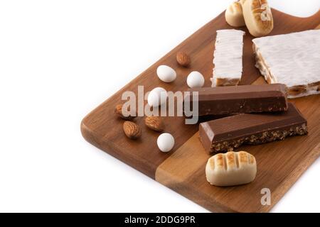 Assortiment de nougat et de massepain de Noël isolés sur fond blanc Banque D'Images