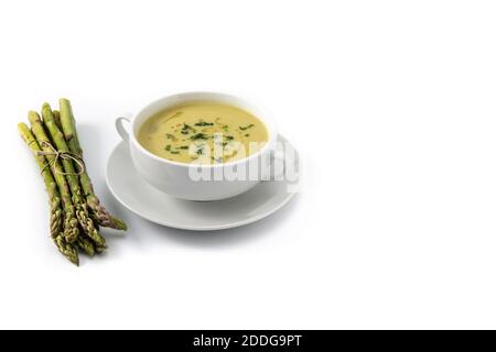 Soupe d'asperges fraîches isolée sur fond blanc Banque D'Images