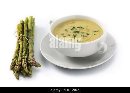 Soupe d'asperges fraîches isolée sur fond blanc Banque D'Images