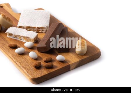 Assortiment de nougat et de massepain de Noël isolés sur fond blanc Banque D'Images