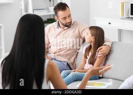 Père avec petite fille dans le bureau du psychologue Banque D'Images