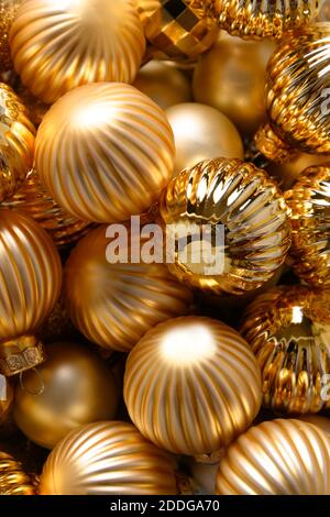 Boules de Noël dorées brillantes comme arrière-plan de vacances. Carte de vœux verticale de Noël. Banque D'Images