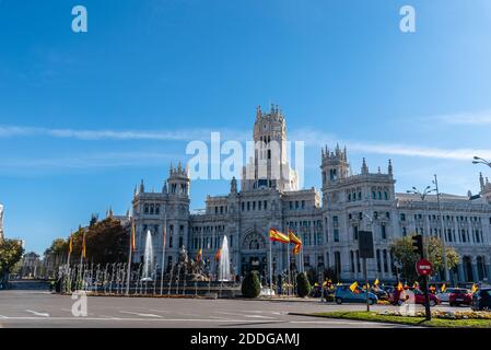 Madrid, Espagne - 22 novembre 2020 : Plaza de Cibeles ou place Cibeles une journée ensoleillée au ciel bleu vif Banque D'Images