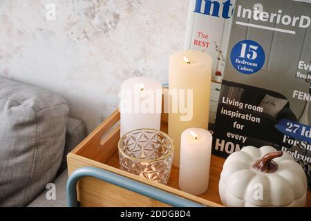 Table avec bougies allumées à l'intérieur de la chambre Banque D'Images