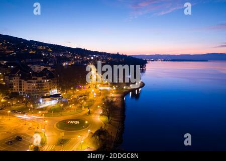 Vue aérienne nocturne d'Evian (Evian-les-bains) en haute Savoie - France Banque D'Images