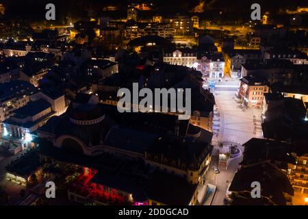 Vue aérienne nocturne d'Evian (Evian-les-bains) en haute Savoie - France Banque D'Images