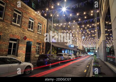 Restaurants et bars sur Tyler Street, Auckland, Nouvelle-Zélande, illuminés la nuit avec des jeux de lumières décoratifs Banque D'Images