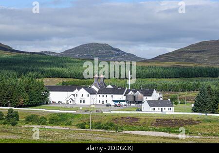 Situé dans un magnifique paysage de montagne au cœur du parc national de Cairngorm, Dalwhinnie est la plus haute distillerie d'Écosse, à 1164 mètres au-dessus de la mer Banque D'Images