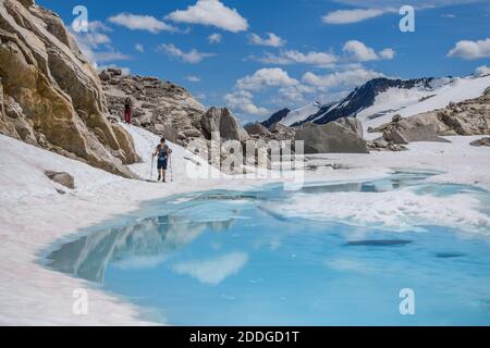 Grimpeurs qui marchent dans le parc provincial Bugaboo, Colombie-Britannique, Canada Banque D'Images