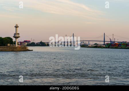 Vue sur l'Elbe jusqu'au célèbre pont Köhlbrandbrücke de Hambourg, en Allemagne Banque D'Images