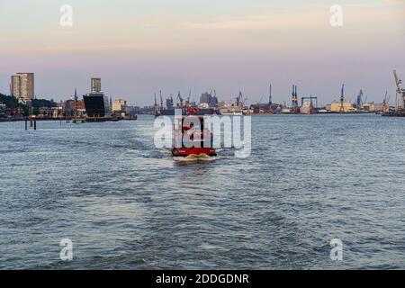 Vue le long de l'Elbe jusqu'à la ligne d'horizon de Hambourg avec un bateau de tourisme en face, l'Allemagne Banque D'Images