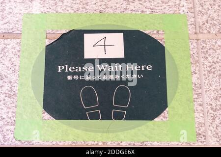 Panneau sur l'étage d'un magasin à Nara, Japon indiquant les règles de distanciation sociale pendant la pandémie COVID-19 Banque D'Images