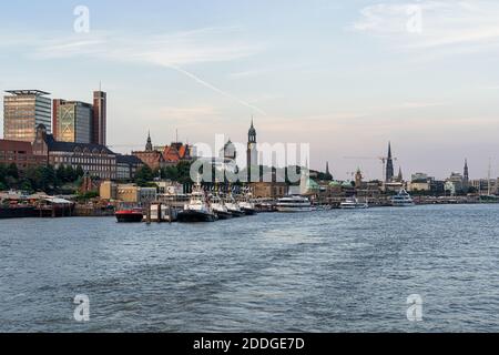 Vue le long de l'Elbe jusqu'à la ligne d'horizon de Hambourg avec quelques remorqueurs en face, Allemagne Banque D'Images